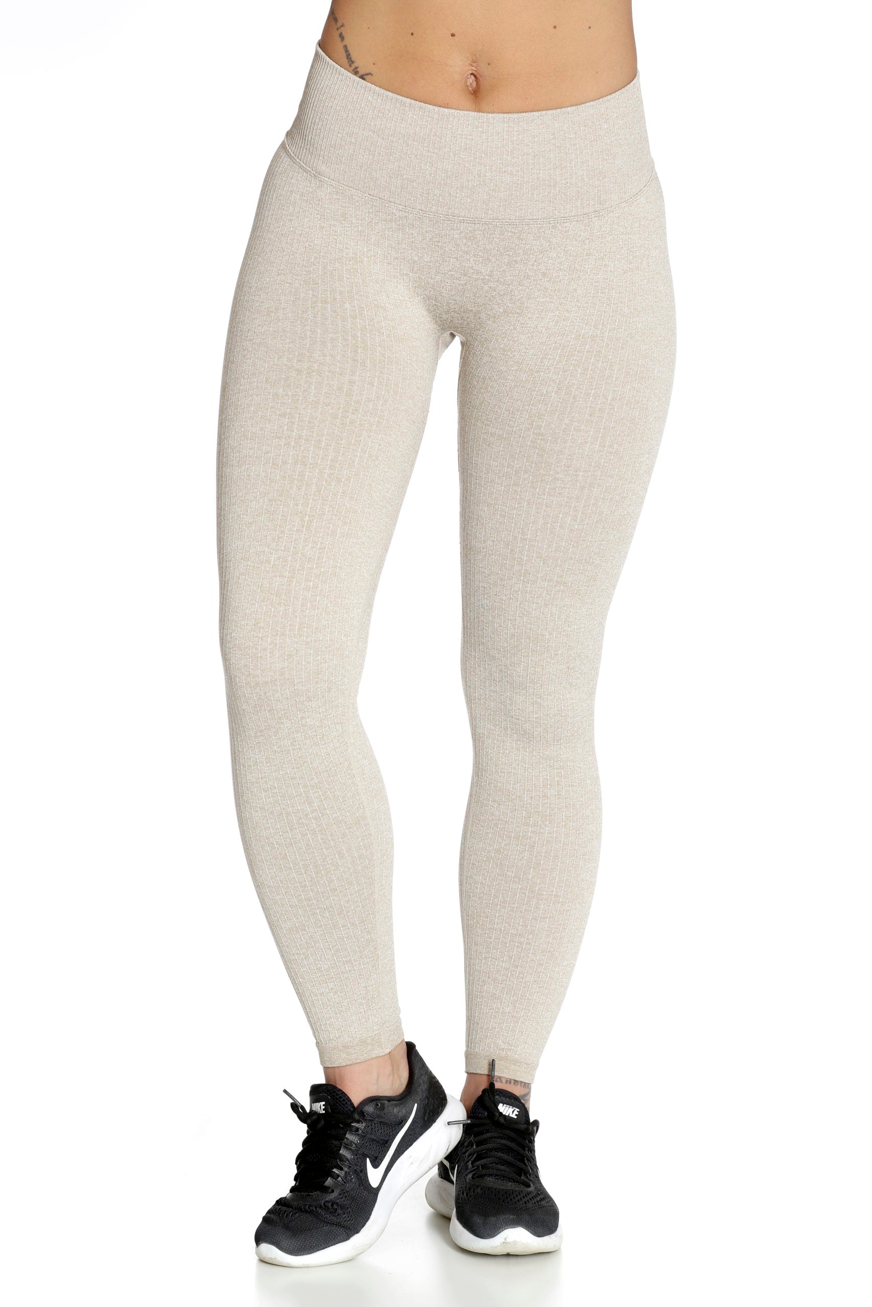 Seamless Ribbed Happy Latte Tights på modell