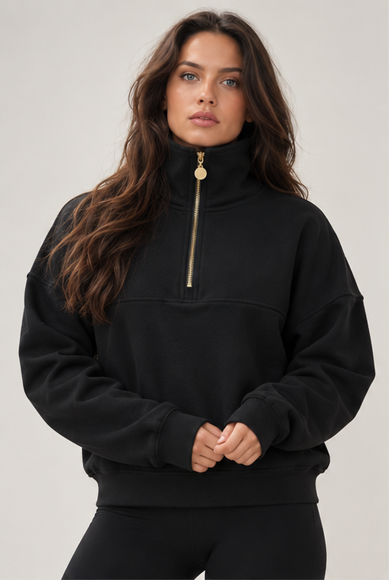 Edge Cozy Half Zip Sweater i svart framifrån, hög krage och guldfärgad dragkedja ner till bröstet.