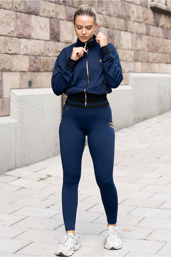 Iconic Träningsjacka Navy stilbild utomhus