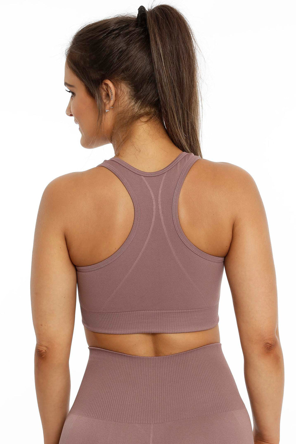 Racerbackrygg och ribbad kant nedtill på den rosbruna toppen, med matchande tights nedanför.