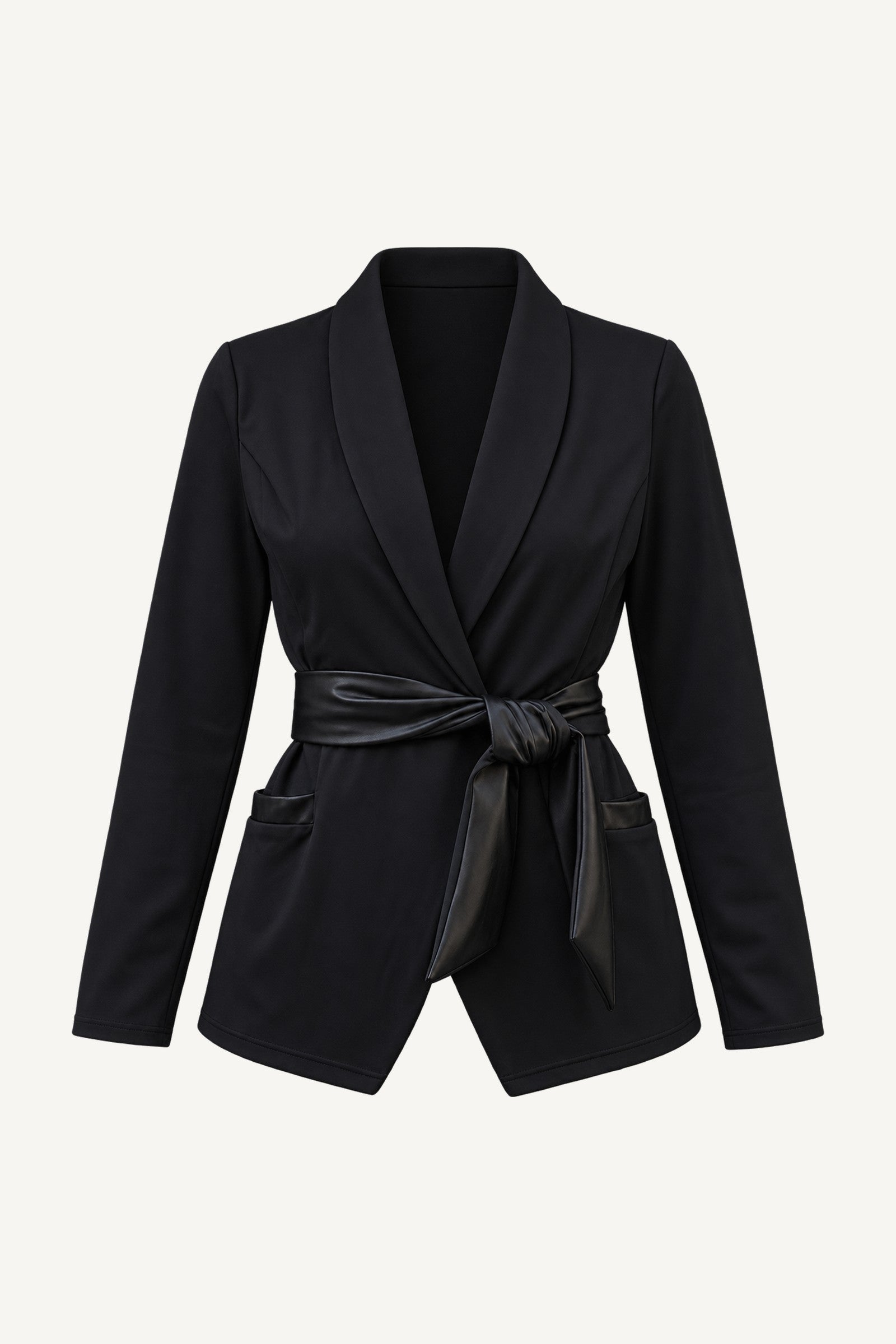 Edge Blazer frilagd. Svart kavaj med sjalkrage, knutet skärp i midjan och fickor fram.