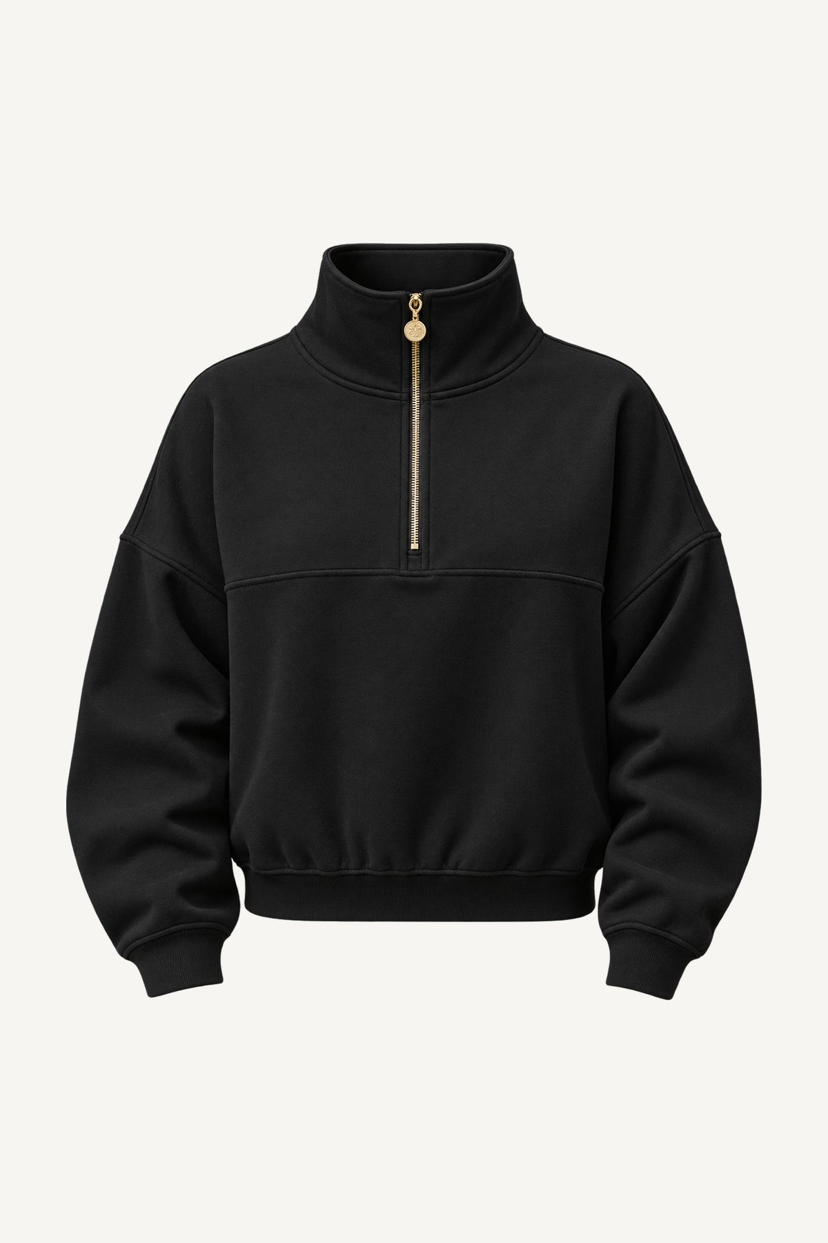 Edge Cozy Half Zip Sweater frilagd. Svart tröja med hög krage, guldfärgad dragkedja ner till bröstet och bred mudd nedtill.