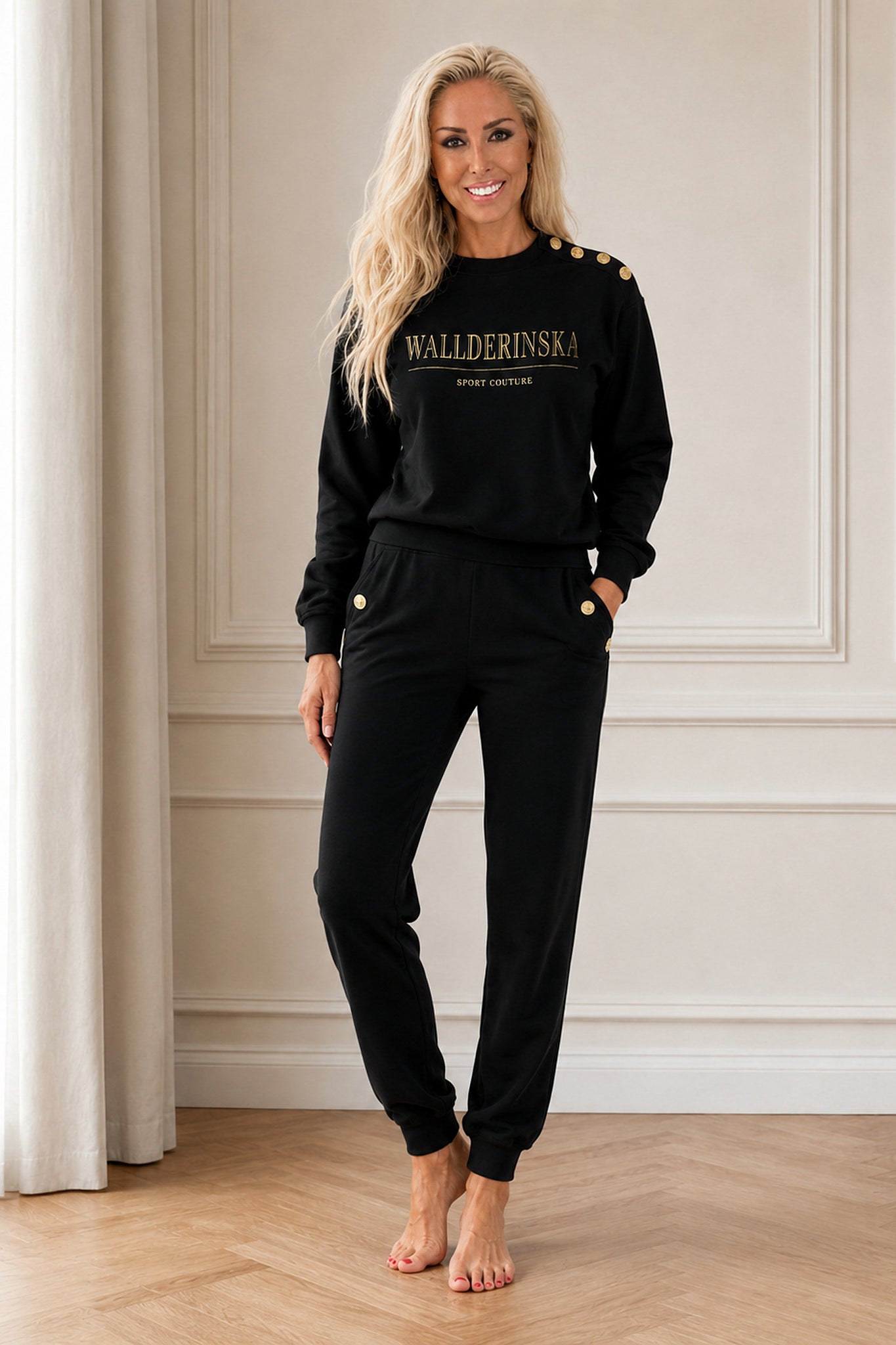 Edge Gold Button set i svart, sweater och byxor med guldknappar