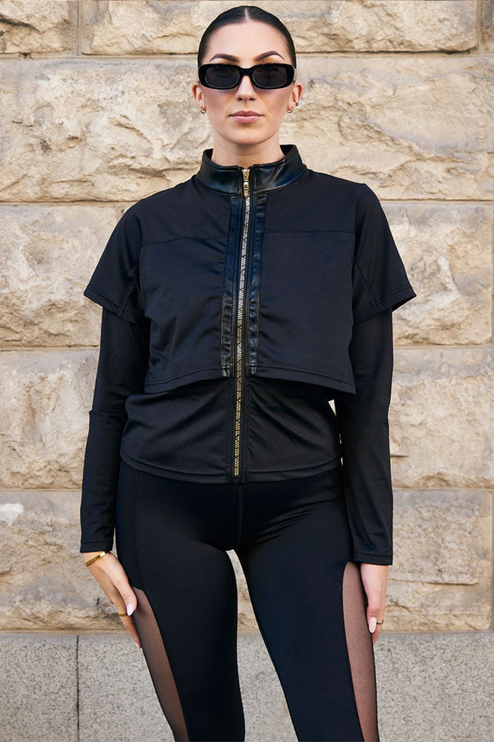 Edge Träningsjacka Gold Zip med guldfärgad dragkedja rakt fram, till svarta tights med mesh.