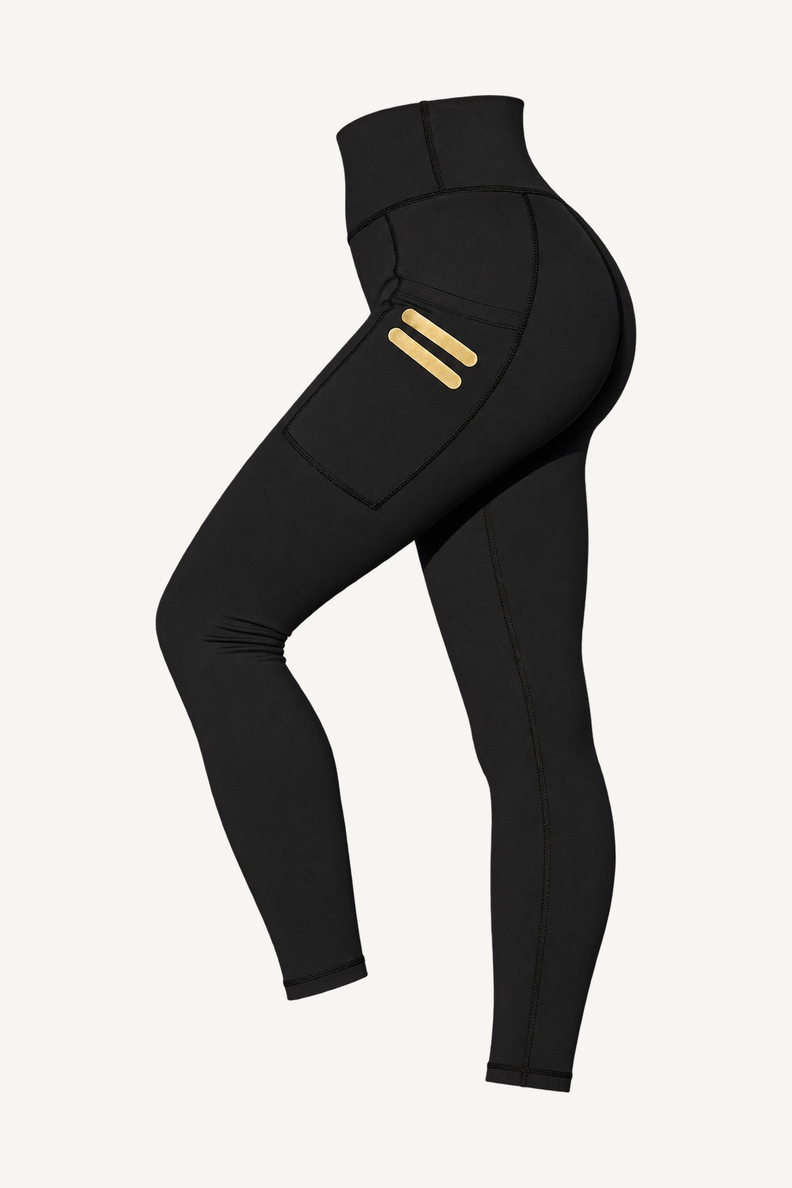 Iconic Stripe Tights Med Fickor frilagda, snett framifrån. Fickor på båda benen med två korta guldstreck.